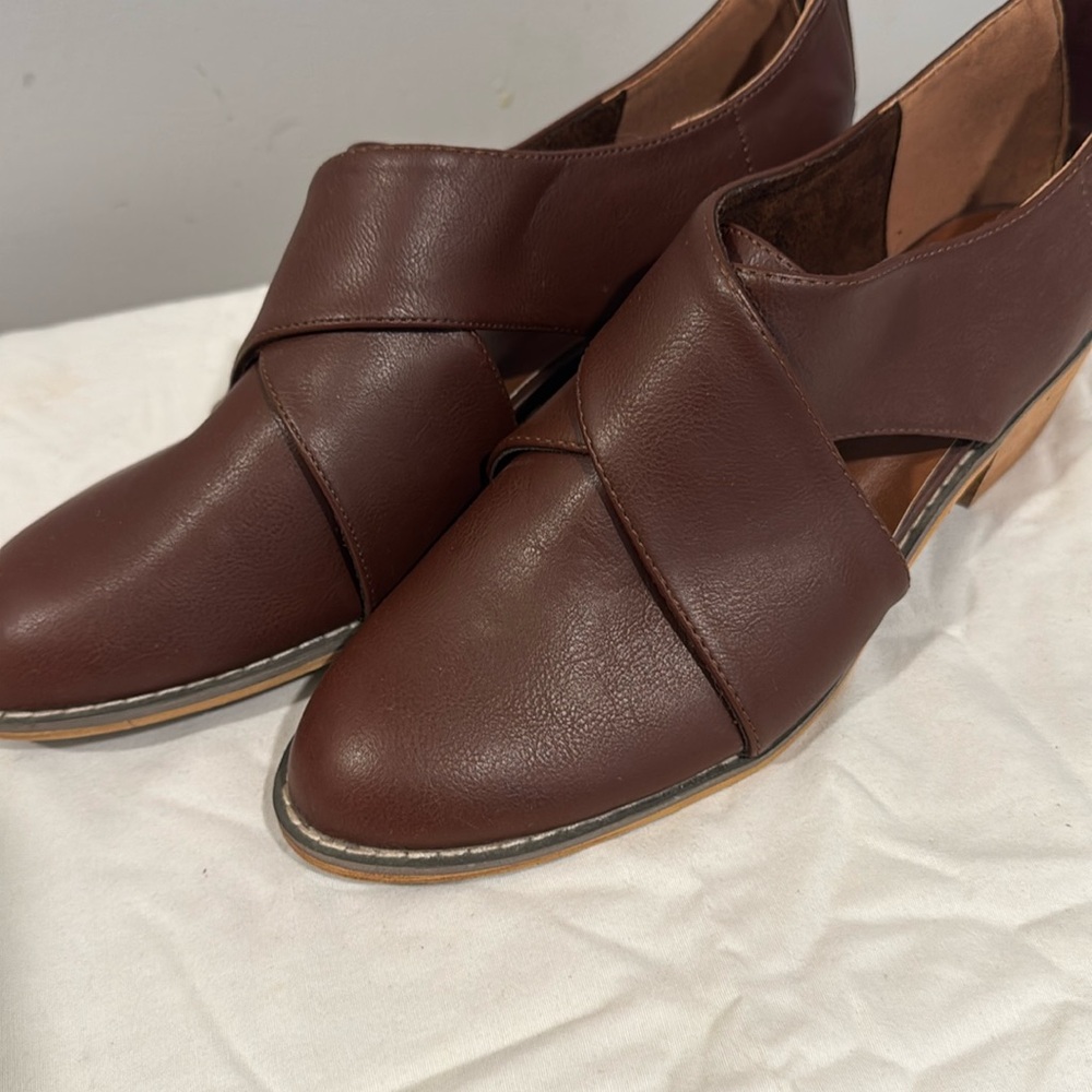 Olive Street Charliee Comfort Criss Cross Slip on Flat Black 10